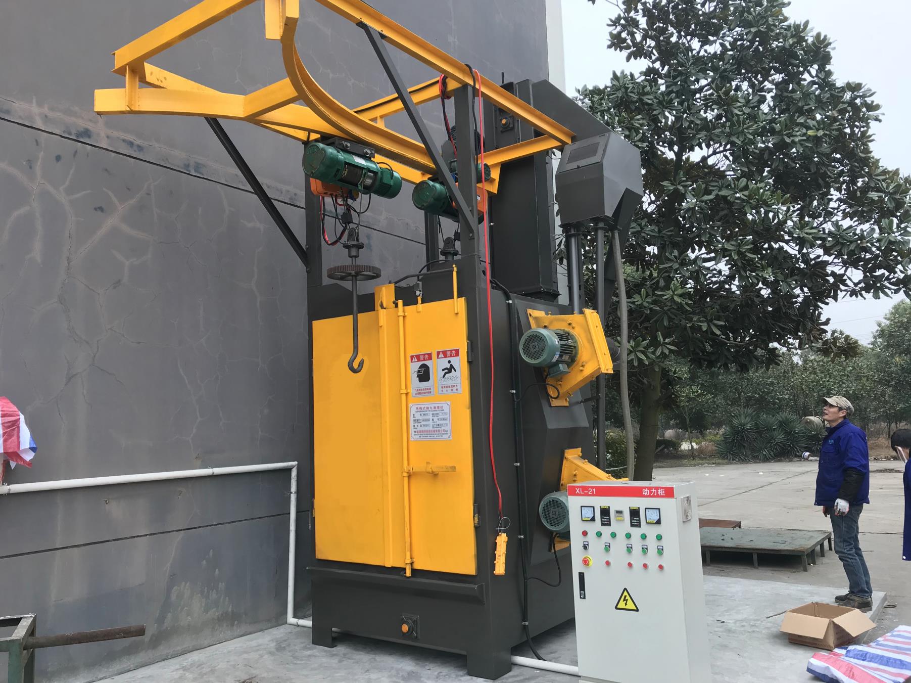 雙吊鉤式拋丸機是如何工作的？